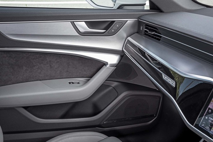 試乗車は、合計16個のスピーカーとトータル出力705W、15チャンネルアンプで構成されるオプションの「Bang ＆ Olufsen 3Dサウンドシステム」オーディオを装備していた。