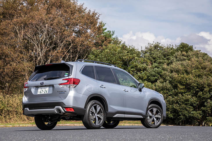 
	新型「フォレスター」の最低地上高は220mm。アプローチアングル20.2度、ランプブレークオーバーアングル21.5度、ディパーチャーアングル25.8度を確保している。
	