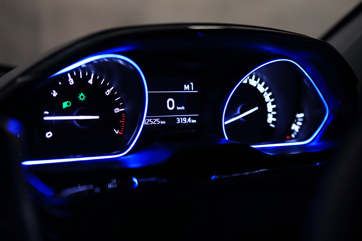 速度計とエンジン回転計を縁取るイルミネーション照明が目を引くメーター。従来モデルと同様、小径ステアリングの上から見る形でレイアウトされている。