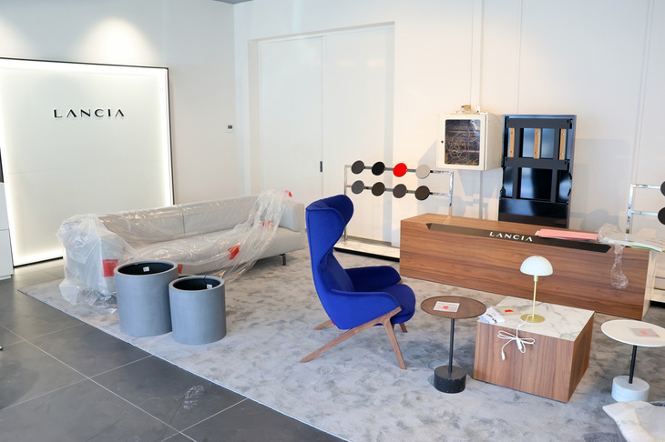 改装中のランチアのショールームには、カッシーナの家具が続々と運び込まれていた。