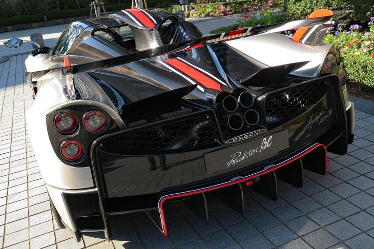 パガーニ・ウアイラ ロードスターBC（リアビュー）