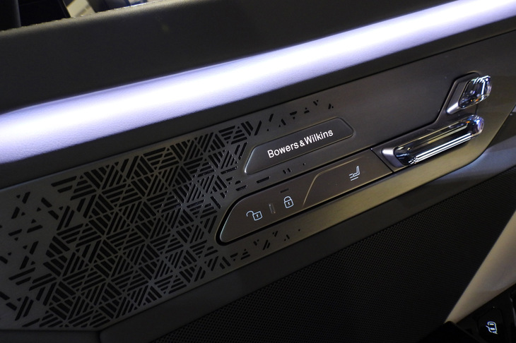 BMW i7 M70 xDrive（フロントドアコンソール）