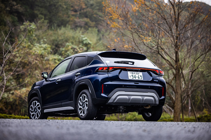 バックドアが大きく傾斜したクーペライクなフォルムと横一文字のテールランプが目を引く「フロンクス」のリアビュー。外板色は、写真の「セレスティアルブルーパールメタリック」を含む4色のモノトーン仕様に、ブラック2トーンルーフ仕様を5種類加えた全9種類が用意される。