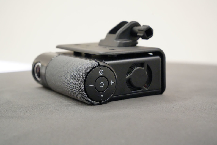 会話するドライビングパートナーをうたう「パイオニアNP1」。目的地検索もルート案内も音声だけで完結するという画期的なカーナビだ。