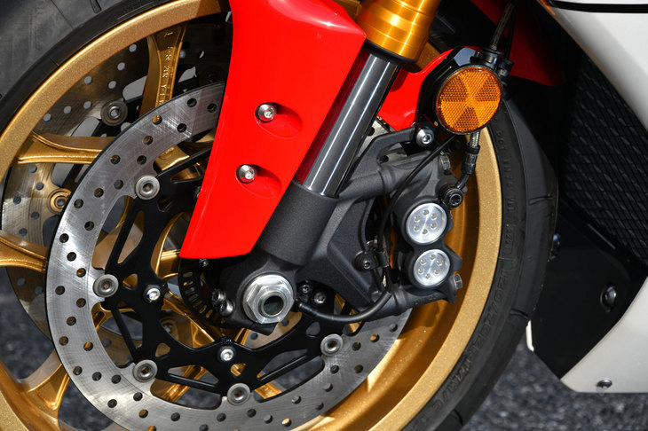 フロントブレーキのパッドには、ライダーのレバー操作にリニアに反応するよう、コントロール性を重視した専用の摩擦材を採用している。