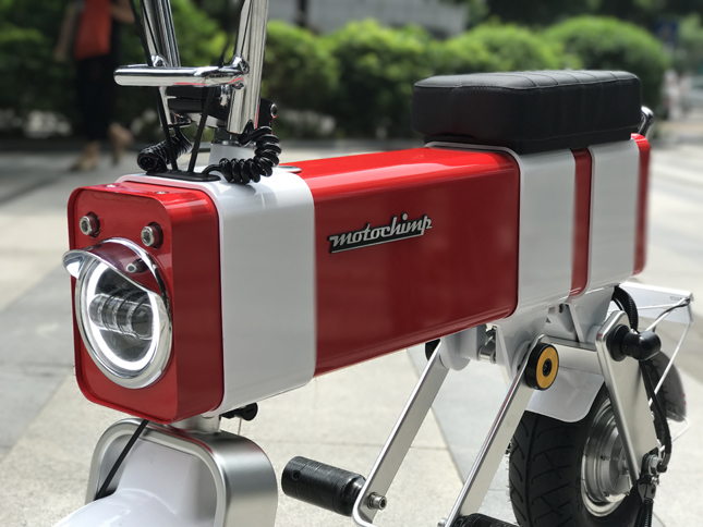 フロントまわり。ヘッドランプには、ひさしが設けられている。