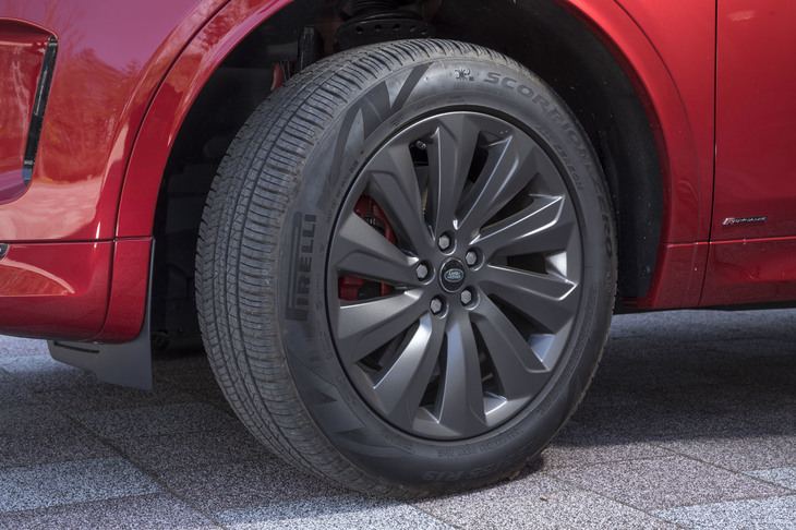 試乗車は、19インチの「スタイル1039」と呼ばれる「サテンダークグレイフィニッシュ」カラーの10本スポークアルミホイールに、235/55R19サイズの「ピレリ・スコーピオンゼロ」オールシーズンタイヤを装着していた。
